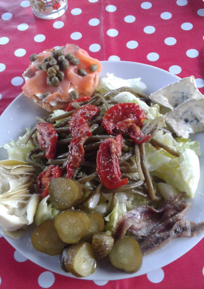 Una foto de Ensalada de salmón y roquefort