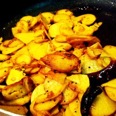 A picture of Chembu mezhukuperti/arabi/taro root fry.