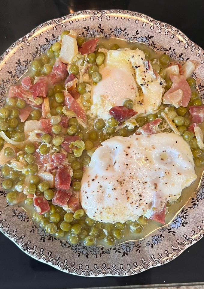 Una foto de Guisantes con jamón y quesito