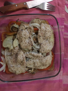 Una foto de Filetes de pollo al horno con verdura y champiñones