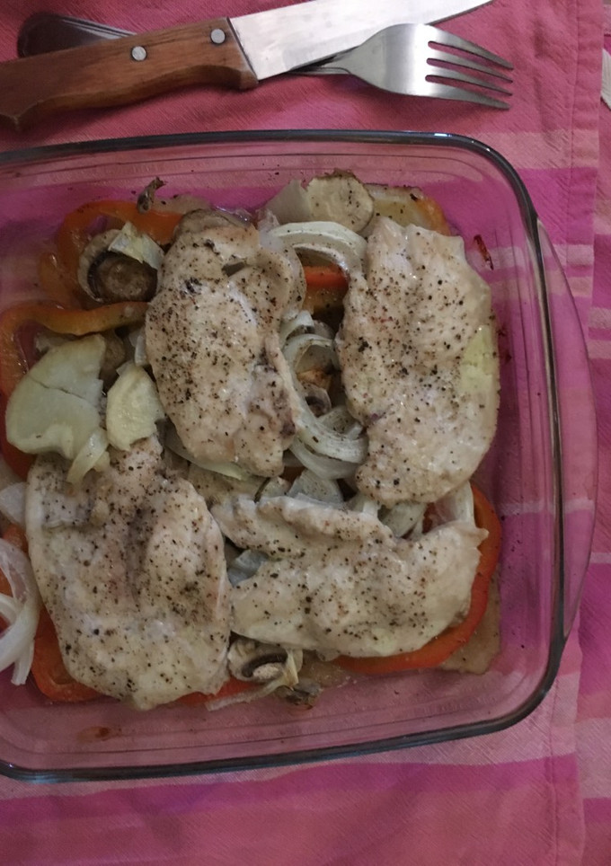 Una foto de Filetes de pollo al horno con verdura y champiñones
