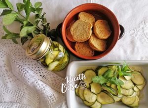 Foto di Rondelle di zucchine crude marinate, servite e conservate 🌿🌞