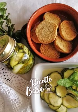 Foto di Rondelle di zucchine crude marinate, servite e conservate 🌿🌞