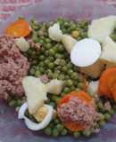 Ensalada de arvejas secas, papas, zanahoria, huevos duros y atún