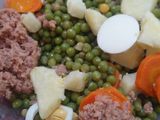 Ensalada de arvejas secas, papas, zanahoria, huevos duros y atún