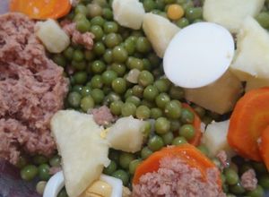 Una foto de Ensalada de arvejas secas, papas, zanahoria, huevos duros y atún