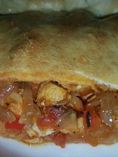 Una foto de Empanada gallega de pollo con masa al vino
