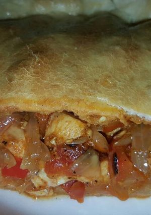 Una foto de Empanada gallega de pollo con masa al vino