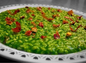 Foto di Risotto agli spinaci, mandorle e prosciutto crudo croccante 🥬🥜🥓