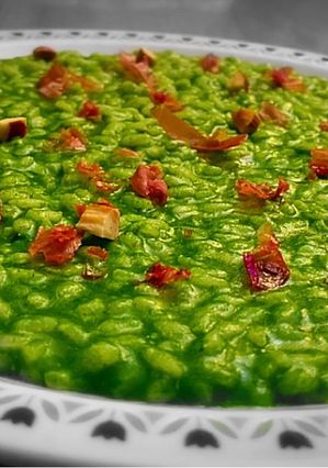 Foto di Risotto agli spinaci, mandorle e prosciutto crudo croccante 🥬🥜🥓