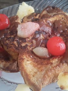 Una foto de Tostadas francesas de pera cerezas y banano sin huevo..😍🍞🍌🍐🍒🍶