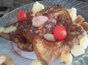 Una foto de Tostadas francesas de pera cerezas y banano sin huevo..😍🍞🍌🍐🍒🍶