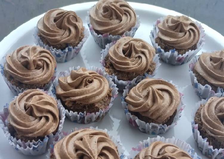 Healty cupcake with dalgona frosting