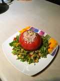 Tomate relleno con quinoa y verduras