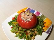 Una foto de tomates rellenos con quinua