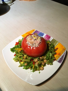 Una foto de Tomate relleno con quinoa y verduras