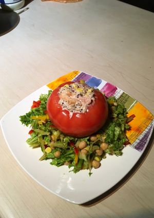 Una foto de Tomate relleno con quinoa y verduras