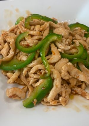 A picture of Chinese style Stir-Fry Containing Green pepper and Meat.