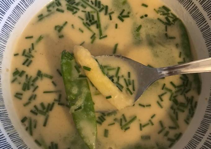 Spargel-Suppe mit Zuckerschoten