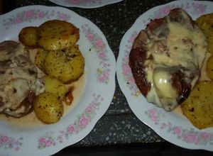 Una foto de Pierna de cordero al horno con guarnición de papas