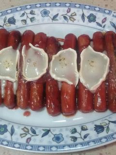 Una foto de Salchichas con salsa barbacoa y queso de cabra