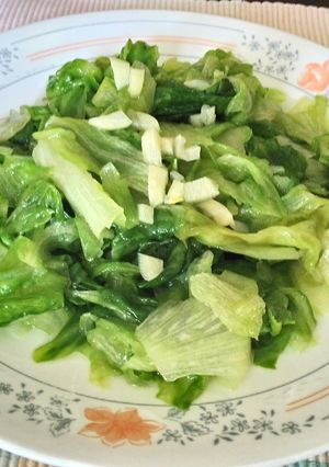 汆燙卷心生菜(結球萵苣) 的食譜成品照片