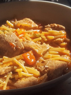 Una foto de Fideos a la cazuela con lomo y verduritas