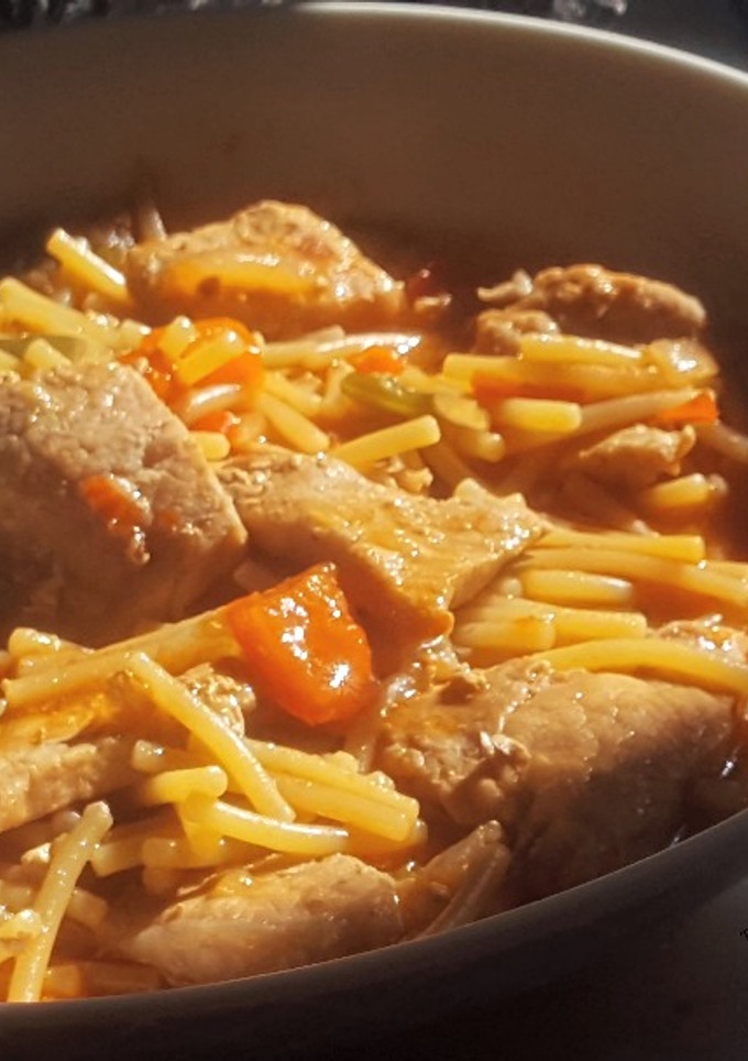 Una foto de Fideos a la cazuela con lomo y verduritas
