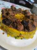 Χοιρινό με κράνμπερις και δαμάσκηνα με ρύζι με κουρκουμά και λαχανικά