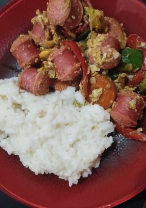 Una foto de Verduras con salchichas parrilleras y huevo