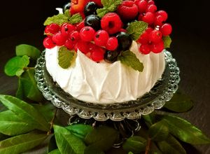 Foto di Pavlova ai frutti rossi