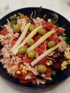 Una foto de Ensalada 🥗 primaveral 🌸🌼