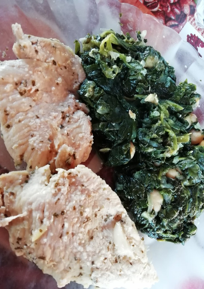Una foto de Espinacas y filete de pollo a la plancha