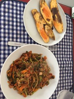 Una foto de Espaguetis de calabacín con verduras y atún