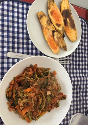 Una foto de Espaguetis de calabacín con verduras y atún