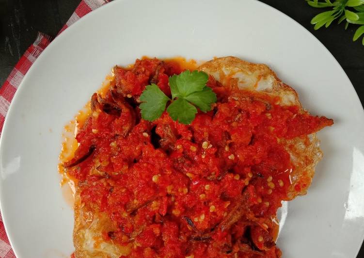 urutan Membuat Telur Mata Sapi Sambal teri yang bikin betah