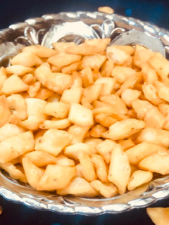नमक पारे (namak pare recipe in Hindi) रेसिपी मुख्य फोटो