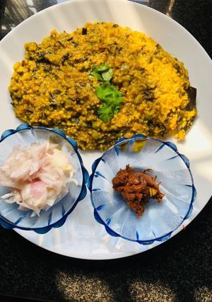 A picture of Vazhaipoo spinach green peas khichadi.