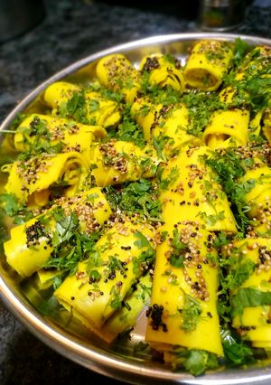 ખાંડવી (Khandvi Recipe in Gujarati) રેસીપી મુખ્ય ફોટો