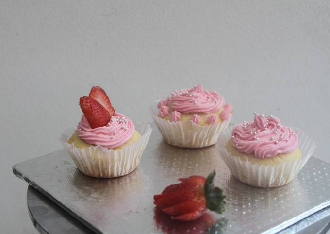 Recipe of Perfect Strawberry Filled Cupcakes