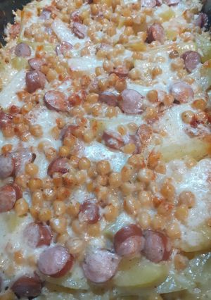 Csicseriborsós–virslis tepsis krumpli sajttal és tejszínnel🤗 recept fotója
