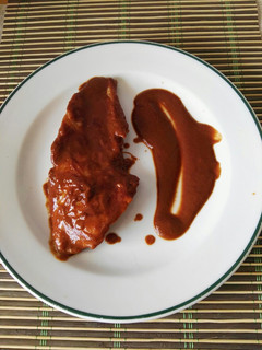 Una foto de Merluza en salsa de tomate y chocolate