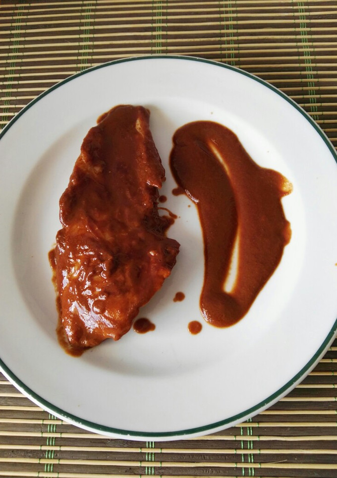 Una foto de Merluza en salsa de tomate y chocolate
