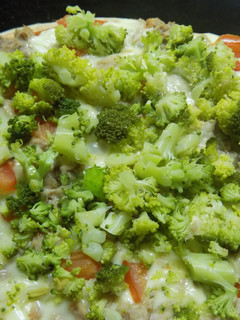 Una foto de Pizza con brócoli, queso y atún