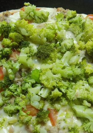 Foto principal de Pizza con brócoli, queso y atún