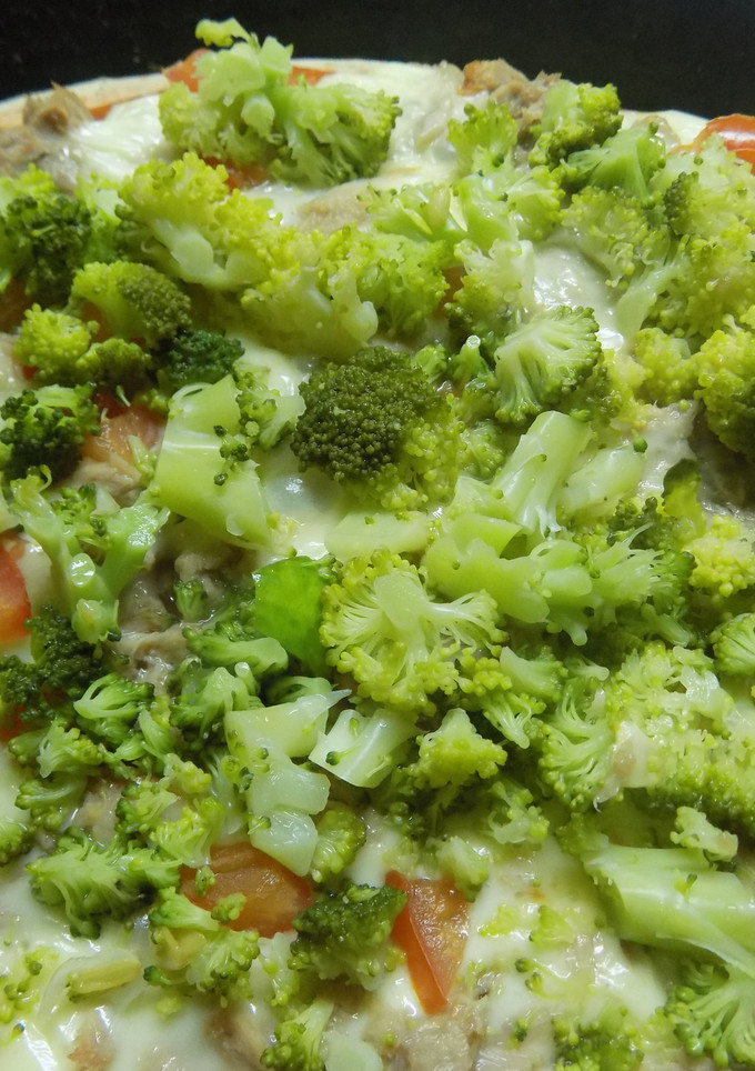 Una foto de Pizza con brócoli, queso y atún