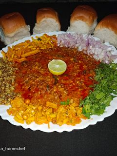 A picture of Misal Pav.