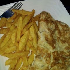 A picture of Chips and ommelet.