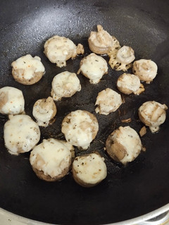 ஸ்டப்புடு மஸ்ரூம்(STUFFED MUSHROOM RECIPE IN TAMIL) செய்முறை முக்கிய புகைப்படம்