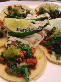 Una foto de Tacos al pastor de cerdo 🐷🐷